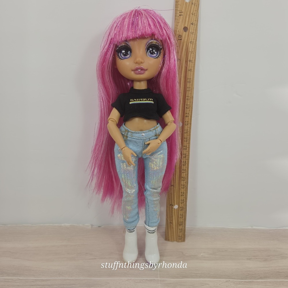 Rainbow High Fashion Studio Avery Styles Doll, 1 Pink Wig, Shirt, Jeans & Shoes